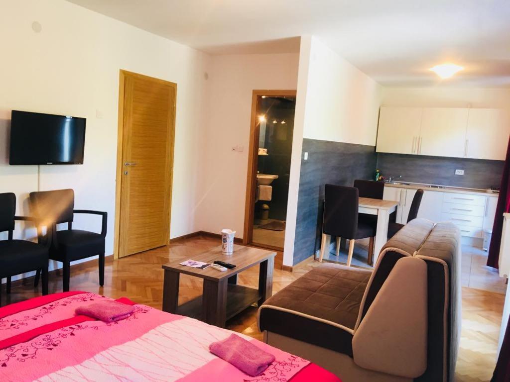 Apartments Konak Високо Екстериор снимка